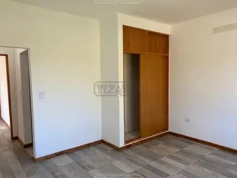 Casa en Alquiler con 2 cocheras