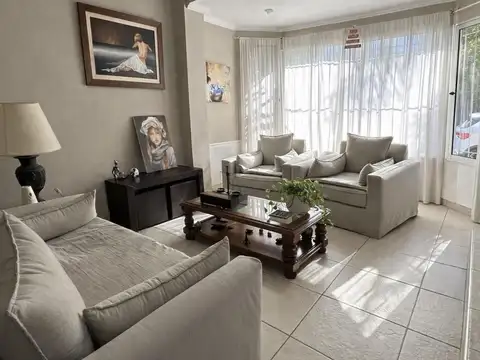 Casa 5 ambientes con 4 baños