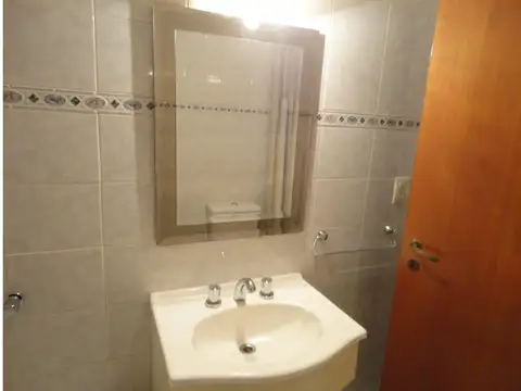 DUPLEX DE 3 AMBIENTES LATERAL , CON PATIO, SIN EXPENSAS