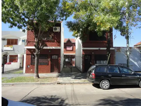 DUPLEX DE 3 AMBIENTES LATERAL , CON PATIO, SIN EXPENSAS