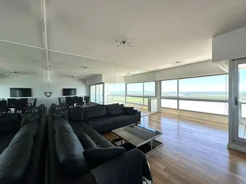 Av. Madres Plaza de Mayo 2800 -  Dolfines