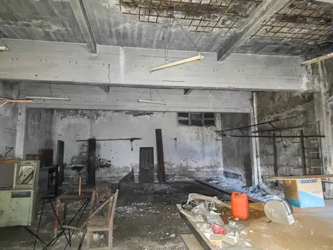 Lote de 433m2 con depósito de 144m2 - Dorrego y Laprida