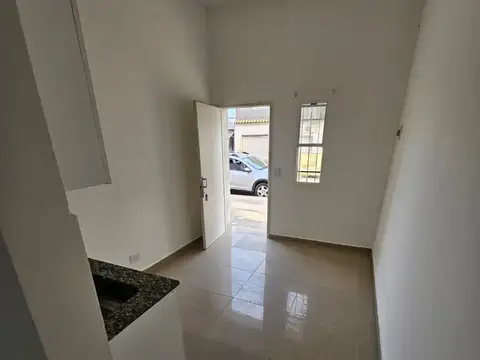 Departamento 2 amb. al frente c/ patio. Entrada independiente. FINANCIA. TOMA VEHICULO