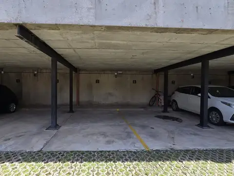 COCHERA FIJA, SUPERFICIE SEMICUBIERTA APTA AUTO - CAMIONETAS EN AV. GALICIA 2170