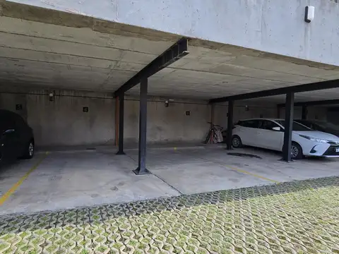 COCHERA FIJA, SUPERFICIE SEMICUBIERTA APTA AUTO - CAMIONETAS EN AV. GALICIA 2170