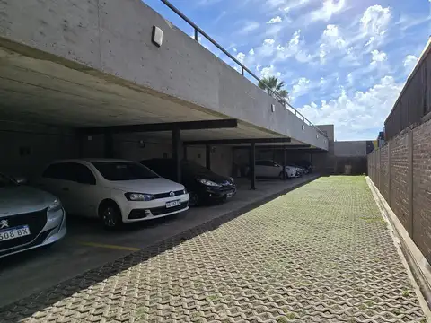 COCHERA FIJA, SUPERFICIE SEMICUBIERTA APTA AUTO - CAMIONETAS EN AV. GALICIA 2170