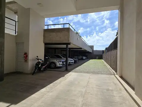 COCHERA FIJA, SUPERFICIE SEMICUBIERTA APTA AUTO - CAMIONETAS EN AV. GALICIA 2170
