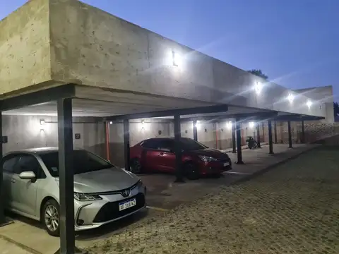 COCHERA FIJA, SUPERFICIE SEMICUBIERTA APTA AUTO - CAMIONETAS EN AV. GALICIA 2170