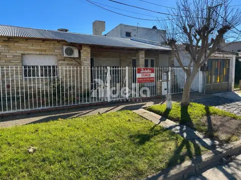 CASA EN VENTA 2 DORMITORIOS CON JARDIN - EXCELENTE POTENCIAL DE MEJORA, LA PLATA