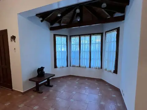 Casa en Alquiler con 1 cochera