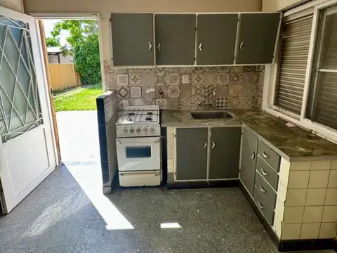 Casa 8 ambientes con 2 baños