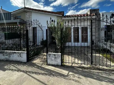 AMPLIA CASA 3 DORMITORIOS SOBRE AV CORDILLERA