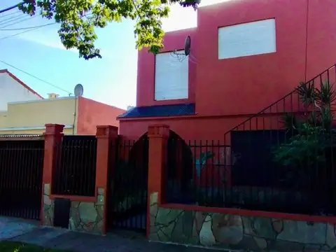 CASA DE TRES AMBIENTES EN MUY BUENA UBICACION