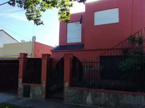 CASA DE TRES AMBIENTES EN MUY BUENA UBICACION
