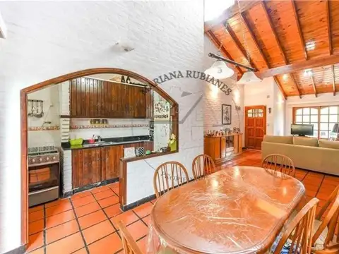 VENTA CASA AMBIENTES - PILETA - LOMA VERDE