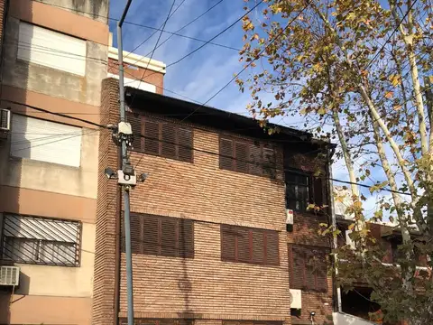 3 ambientes en segundo piso por escalera al frente