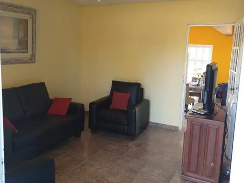 Hermosa casa, más un monoambiente en VENTA
