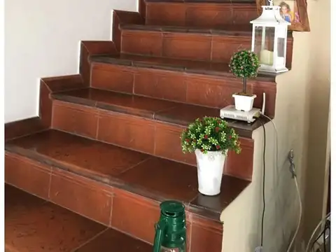 TRIPLEX EN EXCELENTE ESTADO CON GARAGE PARA DOS AUTOS SUP. T