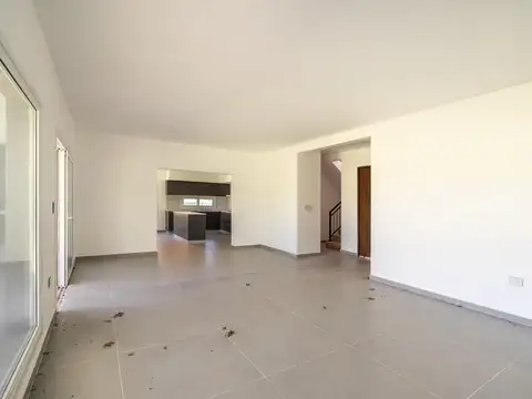 Casa en Venta con 3 cocheras