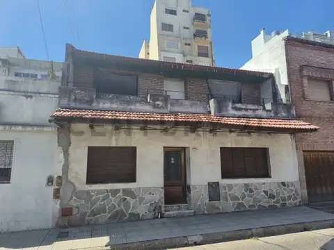 Casa 6 ambientes  a reciclar en parque chas