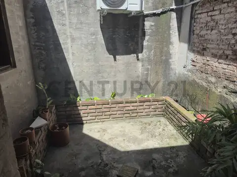 Casa 6 ambientes  a reciclar en parque chas