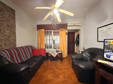 VENTA Casa 4 amb , lote 10x20, cochera + dpto a refaccionar