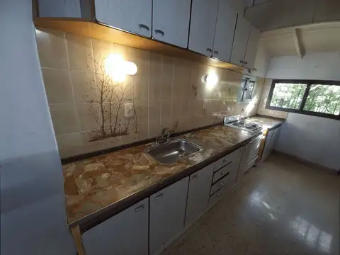 Casa + local en ubicación estratégica frente a polideportivo