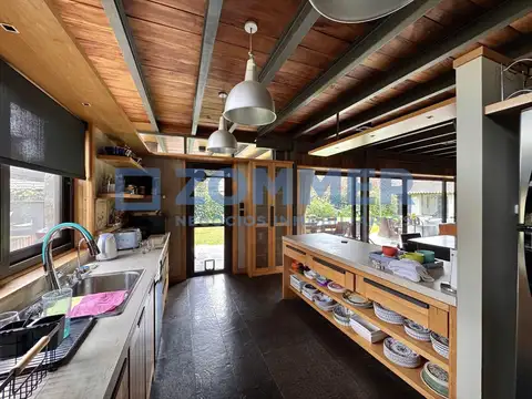 Casa 4 ambientes con 2 baños