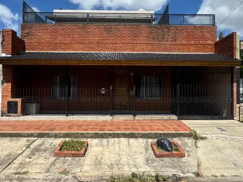Venta casa 3 ambientes con garage para 2 autos