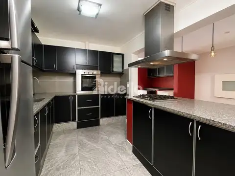 Casa 3 dorm. con suite, galería y gran jardín con pileta — Berisso