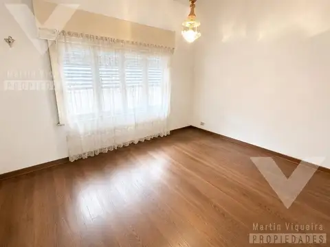 CASA EN LOTE PROPIO CON PATIO, TERRAZA Y GRAN POTENCIAL DE RECICLAJE