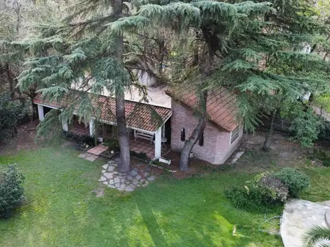 Casa en venta - 3 Dormitorios 1 Baño - Cochera - 1.417Mts2 - Parque Leloir, Ituizangó