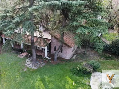 Casa en venta - 3 Dormitorios 1 Baño - Cochera - 1.417Mts2 - Parque Leloir, Ituizangó