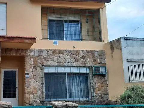 CASA DE CUATRO AMBIENTES CON GARAGE Y PATIO