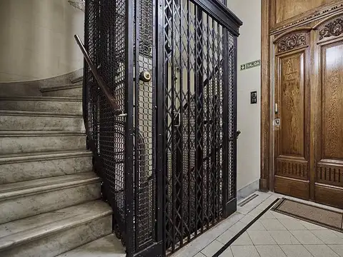 Piso francés impecable. ideal oficina o consultorio o para vivienda. Tres dormitorios. Retiro.