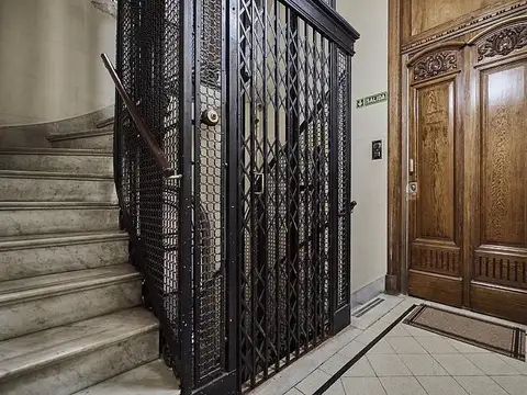Piso francés impecable. ideal oficina o consultorio o para vivienda. Tres dormitorios. Retiro.