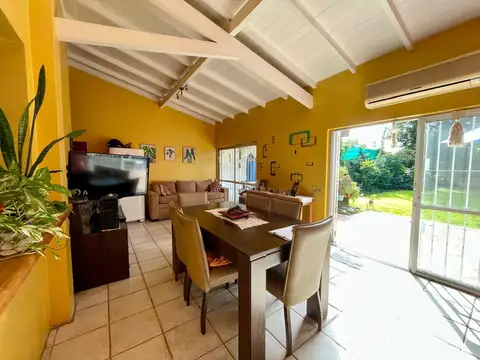 Casa 3 ambientes - JARDÍN - COCHERA - 10X34,50