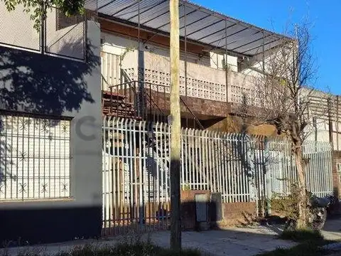 CASA MULTIFAMILIAR- 3 PROP. EN VILLA LUZURIAGA, BUENOS AIRES - APTO CRÉDITO