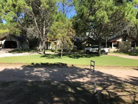 OPORTUNIDAD CASA DE CATEGORÍA EN BARRIO LA HERRADURA - PINAMAR