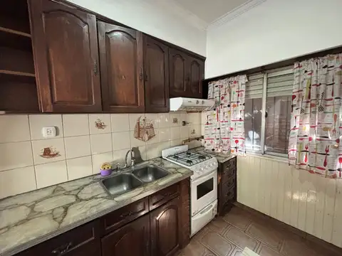 Casa + 2 departamentos + local en venta!