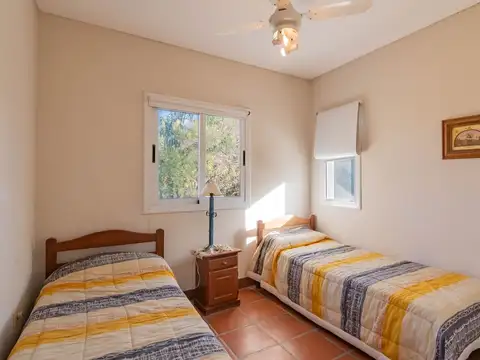 Casa 4 ambientes con 2 baños