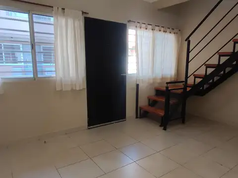 Amplio depto tipo casa 3 amb. c/cochera.