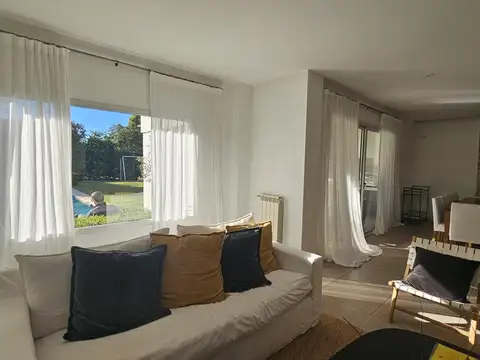 Casa en venta cerca de la entrada, calle tranquila 4 dormitorios, orientación Norte
