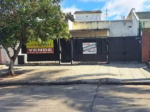 Casa 4 ambientes con cochera  y galpon 110 m2