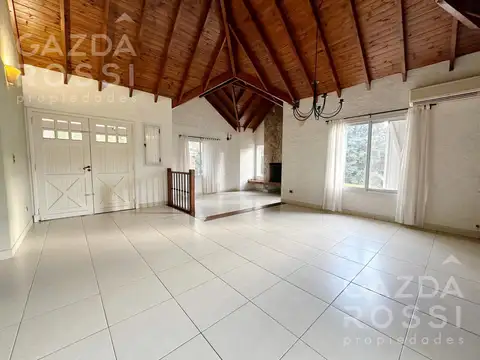 Casa en Alquiler con 2 cocheras