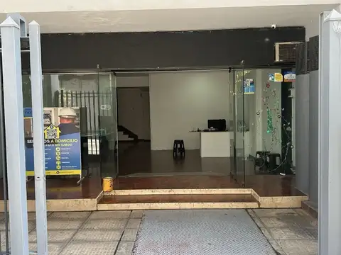 LOCAL EN VENTA C/RENTA Y OFINAS EN 1° PISO c/ COCHERA CENTRO/ MICROCEMTRO