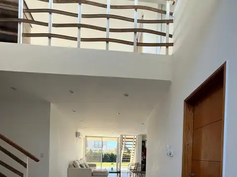 Casa 6 ambientes con 5 baños