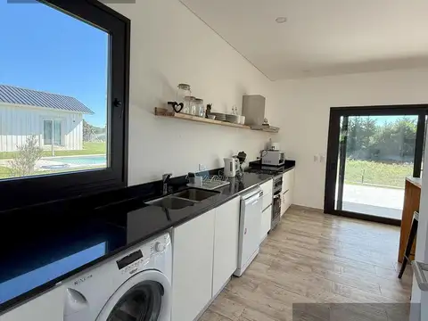 Casa 4 ambientes con 2 baños