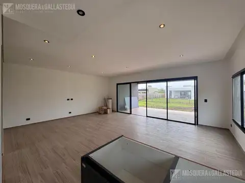 Casa en Venta en Pilar del Este - Santa Lucia, USD 175.000