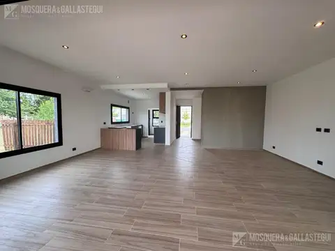 Casa 4 ambientes con 2 baños